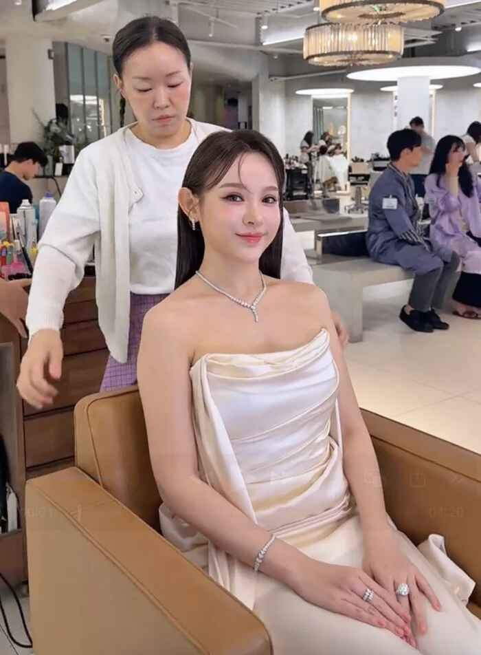 Còn trong ngày sự kiện chính thức, Huyền Baby xuất hiện với vẻ ngoài nổi bật, trang điểm kỹ lưỡng và chuẩn bị trang phục lộng lẫy.