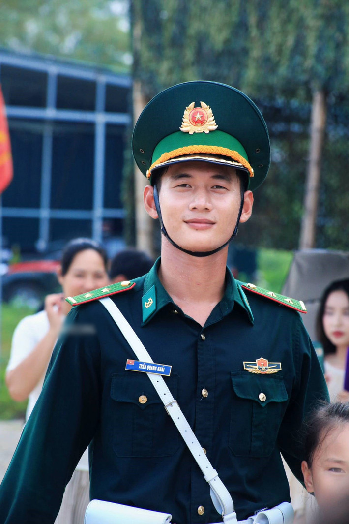 Trung úy Trần Quang Khải (SN 2002) khối trưởng Khối Sĩ quan Bộ đội Biên phòng tiếp tục gây chú ý. Visual 10 điểm không có nhưng của Trần Quang Khải. Anh chàng nổi rần rần từ A50 sang A80. Ảnh: FBNV
