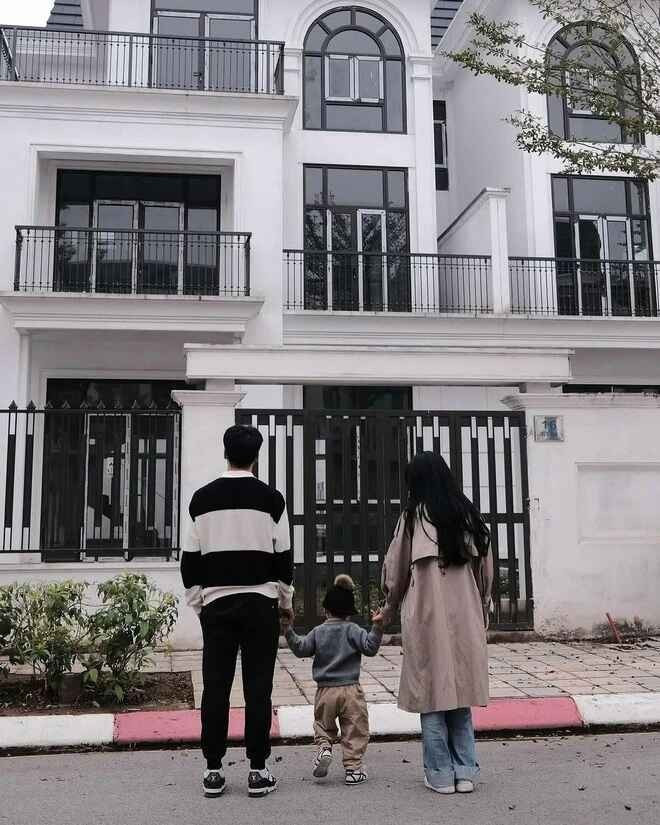 Biệt thự mới của vợ chồng Thành Chung gồm ba tầng ở, một tầng mái và sân thượng, được thiết kế hiện đại với gam màu trắng chủ đạo. Bên ngoài có sân vườn rộng rãi, hồ cá koi ở góc sân và một bể bơi nhỏ bên hông nhà.