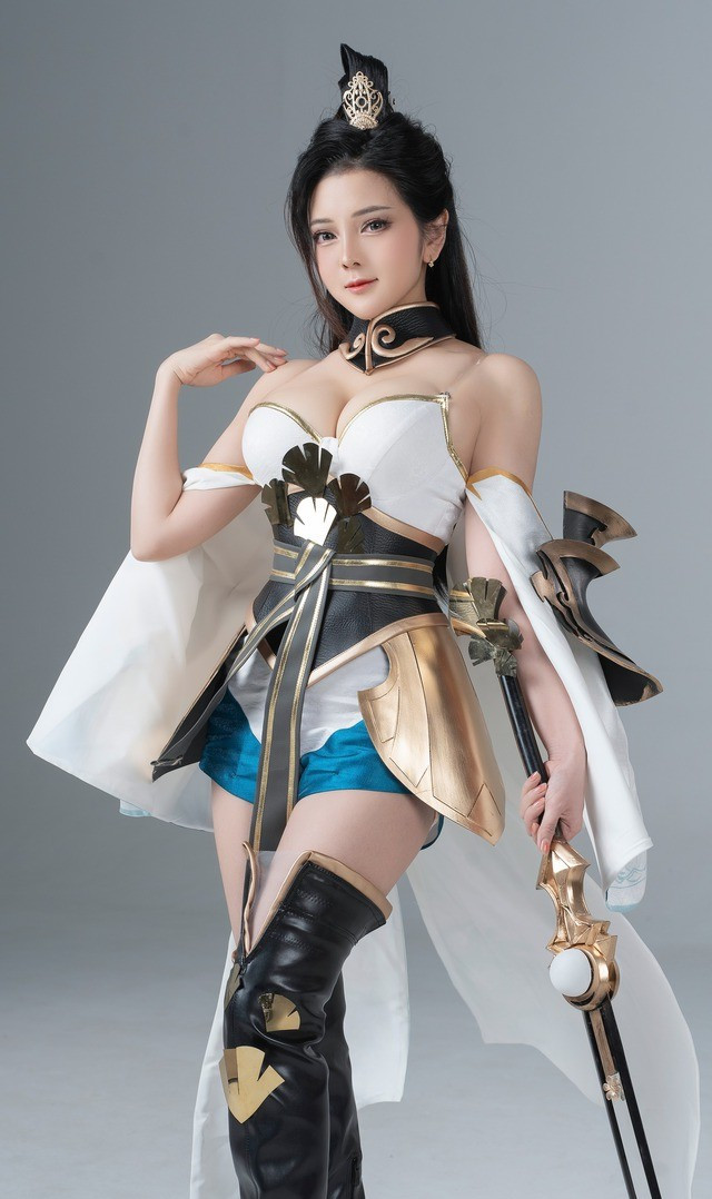 Việc hóa thân thành nhân vật game đòi hỏi Trang Bít Tết không chỉ có ngoại hình phù hợp mà còn phải nắm bắt được thần thái và khí chất của nhân vật.