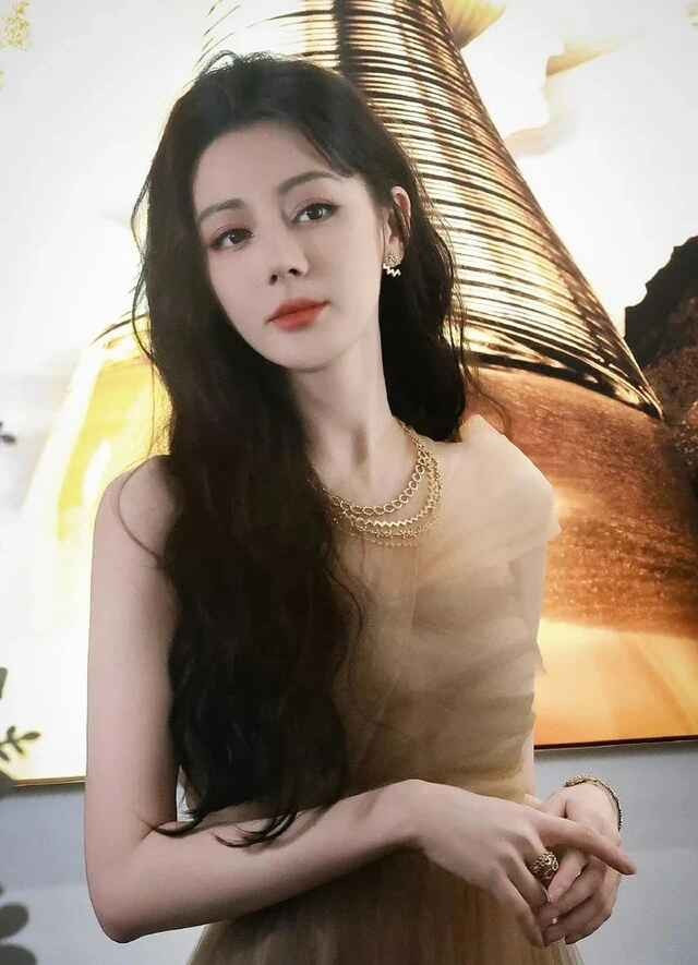 Ở tuổi 33, vẻ đẹp lai Tây đặc trưng với sống mũi cao thẳng, đôi mắt to sâu và khuôn miệng quyến rũ của Địch Lệ Nhiệt Ba không hề phai nhạt mà còn thêm phần đằm thắm. Làn da trắng sứ không tỳ vết vẫn là "vũ khí" tối thượng giúp cô chinh phục mọi ống kính.