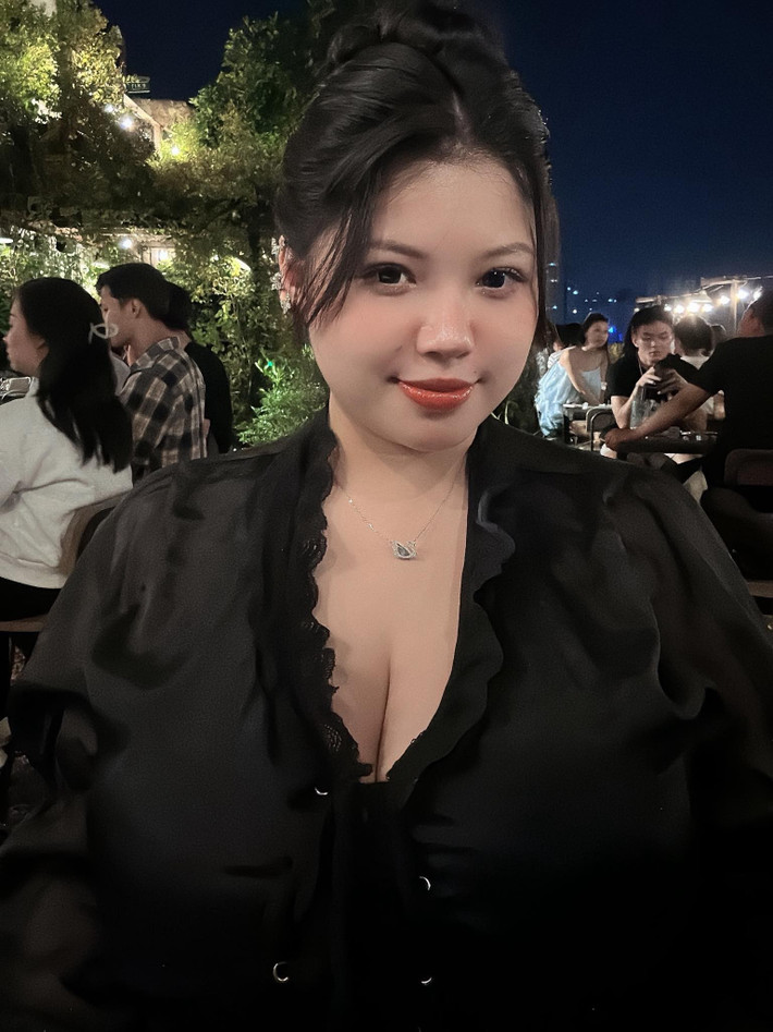 Thu Trang khẳng định: "Mấy bác không phải tò mò về ảnh đó đâu. Em có đăng rùi mà". Cô đính chính bức ảnh là thật, không phải ghép nhưng nhân vật trong buổi livestream không phải mình.