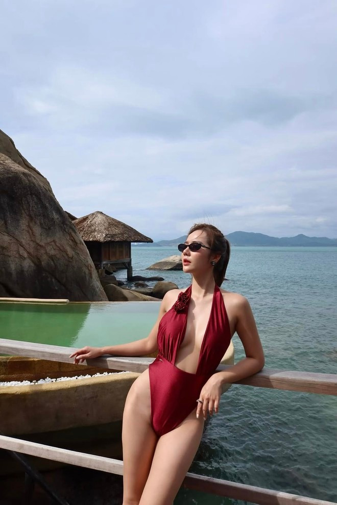 Thả dáng ở villa, người đẹp "gái 1 con" gây ấn tượng mạnh bởi gam đỏ burgundy nóng bỏng.