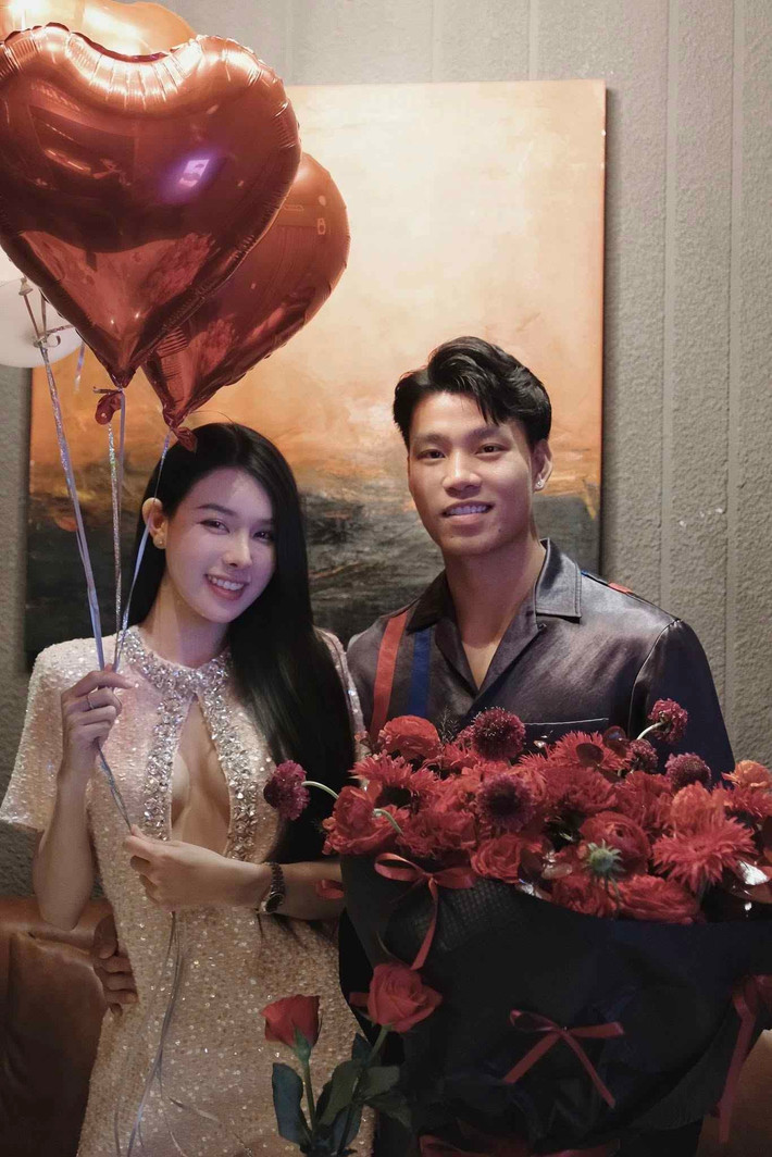 Kể từ khi công khai hẹn hò, Văn Thanh và Bích Hạnh thoải mái hơn trong việc xuất hiện bên nhau tại các buổi tụ tập bên bạn bè hay dự sự kiện.