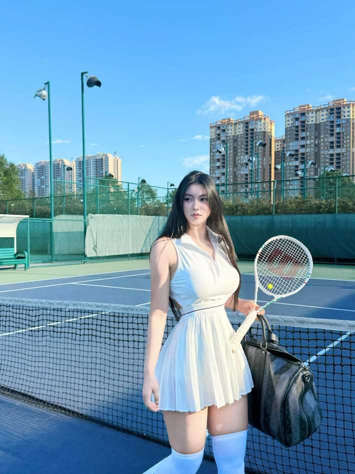 Ánh nắng trong trẻo, mái tóc đen dài buông tự nhiên và gương mặt lạnh lùng nhẹ nhàng giúp nàng hot girl toát lên vẻ quyến rũ vừa thể thao, vừa mong manh.