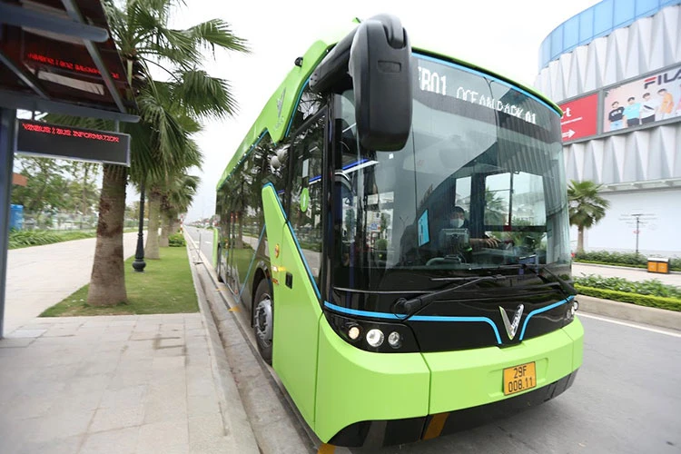 Cận cảnh xe buýt điện Vinfast vừa chính thức lăn bánh tại Hà Nội