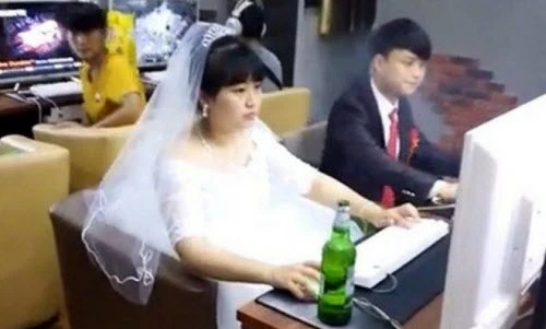 Phát sốt với cặp đôi mới cưới "động phòng" tại quán game