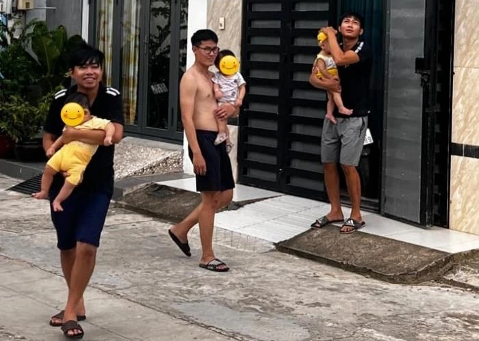 Chết cười với khoảnh khắc 3 ông bố trông con "tám chuyện" gây bão