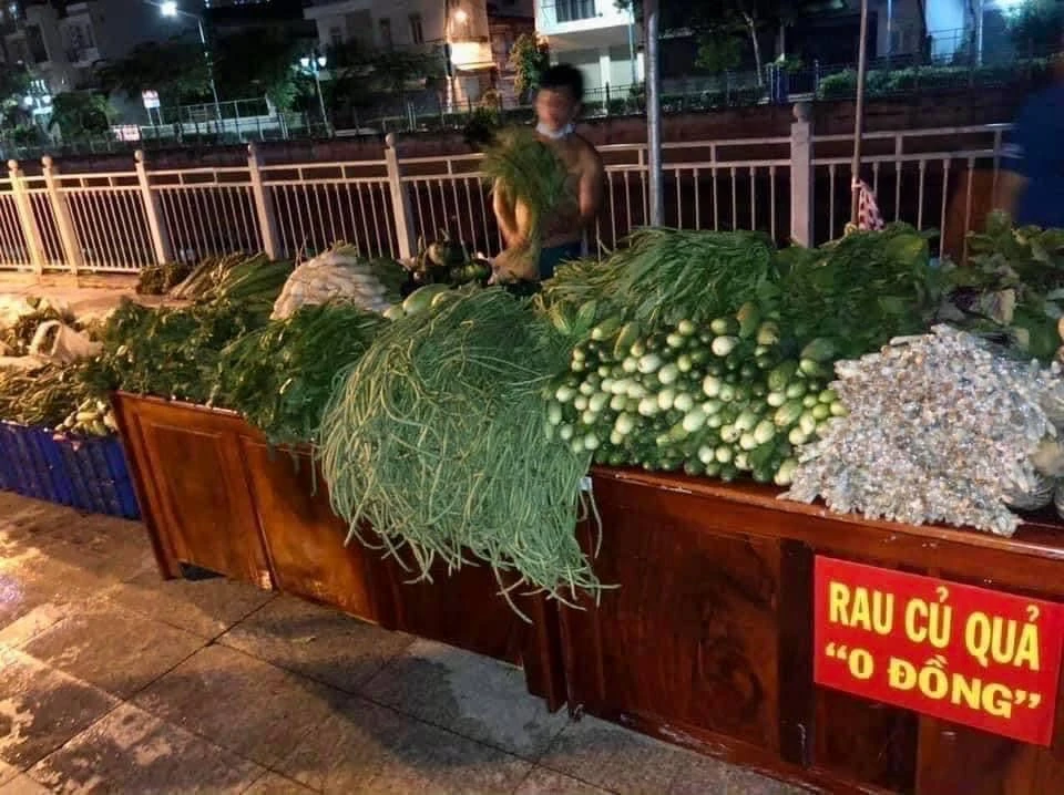 Những phiên chợ 0 đồng ấm áp tình người ở TP HCM 