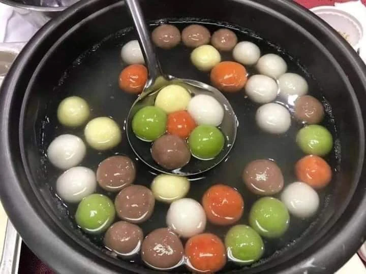 Gần Tết Hàn thực, bánh trôi ngũ sắc bán online hút khách, tiểu thương hốt bạc