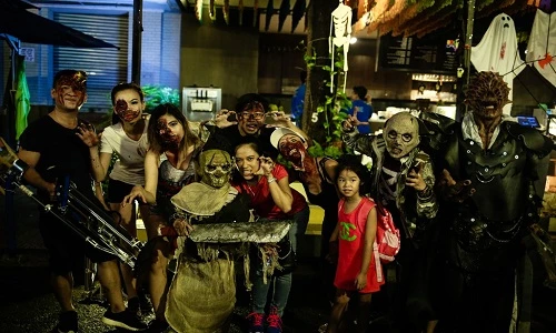 Ảnh: Hà Nội, Sài Gòn ngập người hóa trang ma quỷ trên đường