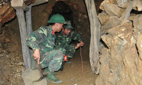 Mục kích bộ đội, công an đánh sập địa đạo của "vàng tặc"