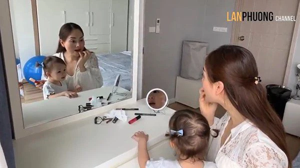 Mỹ nhân Việt hào nhoáng trên sân khấu nhưng cực giản dị với vai mẹ đảm