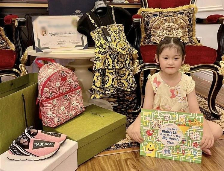 "Nữ đại gia quận 7" dát hàng hiệu từ đầu đến chân cho con