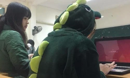 Nữ sinh mặc bộ khủng long xanh tới trường gây tranh cãi