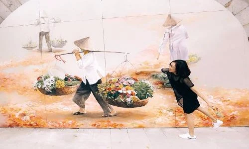 Giới trẻ Hà Nội thích thú với đường tranh bích họa Phùng Hưng