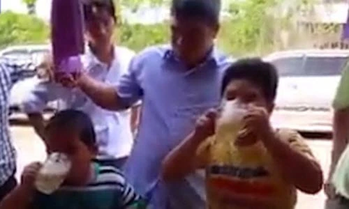 Hai cậu nhóc 7 tuổi người Việt thi uống bia gây sốc