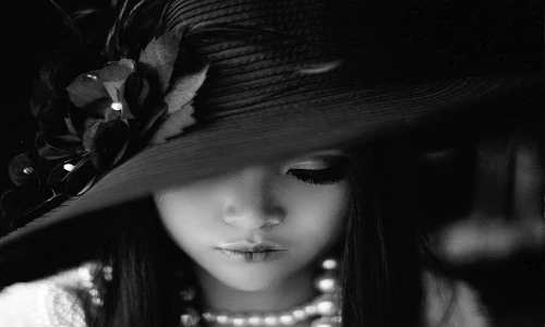 Người đẹp Sarah Shuilian và bộ ảnh đen trắng ma mị