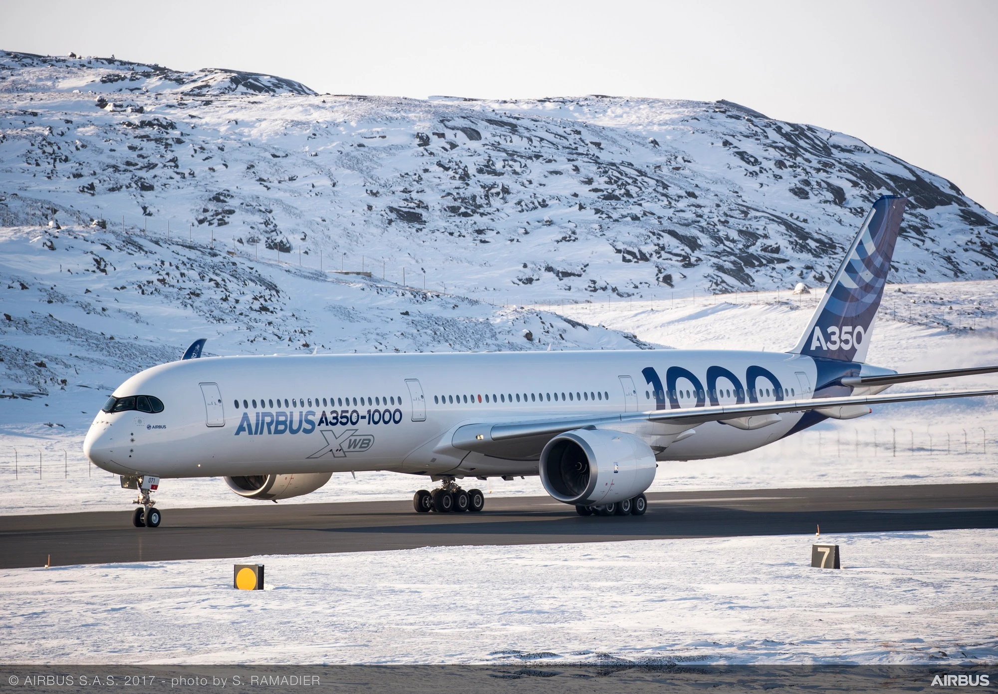 Khám phá “siêu máy bay” Airbus A350 bị chim trời làm rách vỏ cánh 