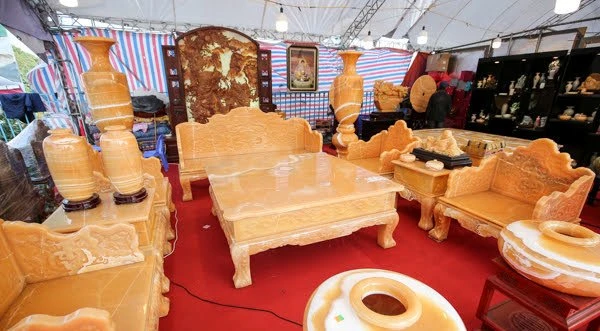 Choáng ngợp bộ bàn ghế bằng ngọc quý của đại gia Ninh Bình