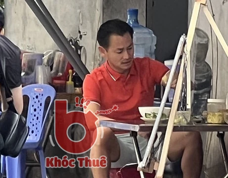 "Ông vua kim hoàn" Johnny Đặng diện đồ giản dị khi về nước 