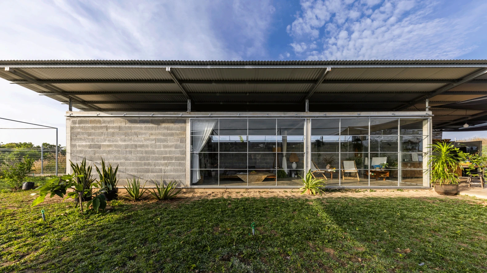 Báo Mỹ ngẩn ngơ ngắm nhà Vũng Tàu nằm giữa thiên nhiên xanh mát 