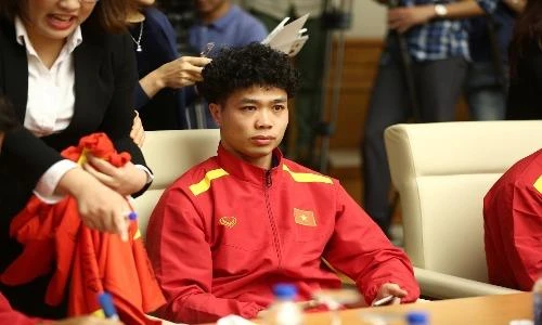 Công Phượng ra mắt kiểu đầu “bà thím quốc dân” gây sốt MXH