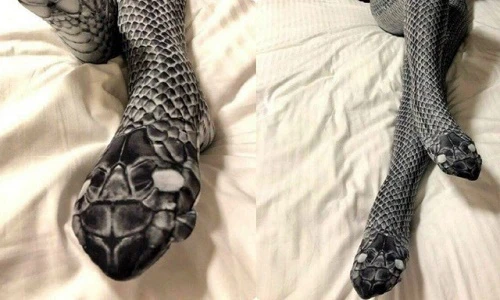 Hết hồn với hot trend quần tất da rắn của hội chị em 