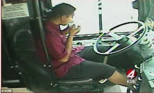 Tài xế buông cả hai tay lái xe... để ăn bánh mỳ