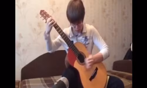 Nam thanh niên khác người chơi guitar như đàn tỳ bà