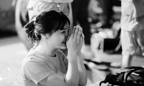 Nữ CĐV Olympic Việt Nam bật khóc “ngon ơ” với bàn thắng của Văn Toàn