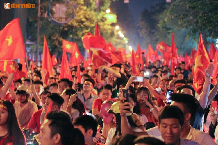 Người dân Hà Nội “xuyên đêm” mừng Olympic Việt Nam vào bán kết ASIAD 2018