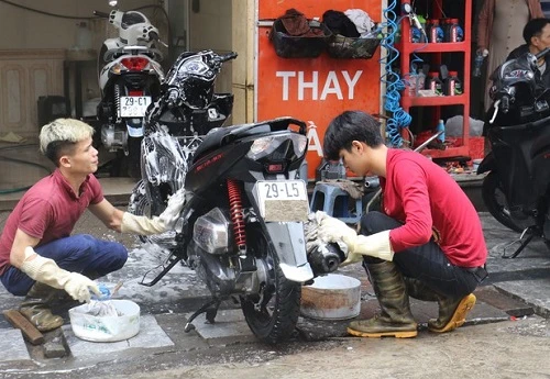 Chiều cuối năm mất 50 - 60 nghìn rửa xe máy, nhiều khách vẫn đành "tặc lưỡi"