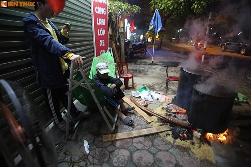 Người dân Hà Nội vui thú trông bánh chưng chờ trời sáng 