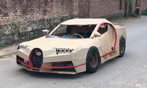 "Siêu xe" Bugatti tự chế bằng bìa của người Việt lên báo Tây