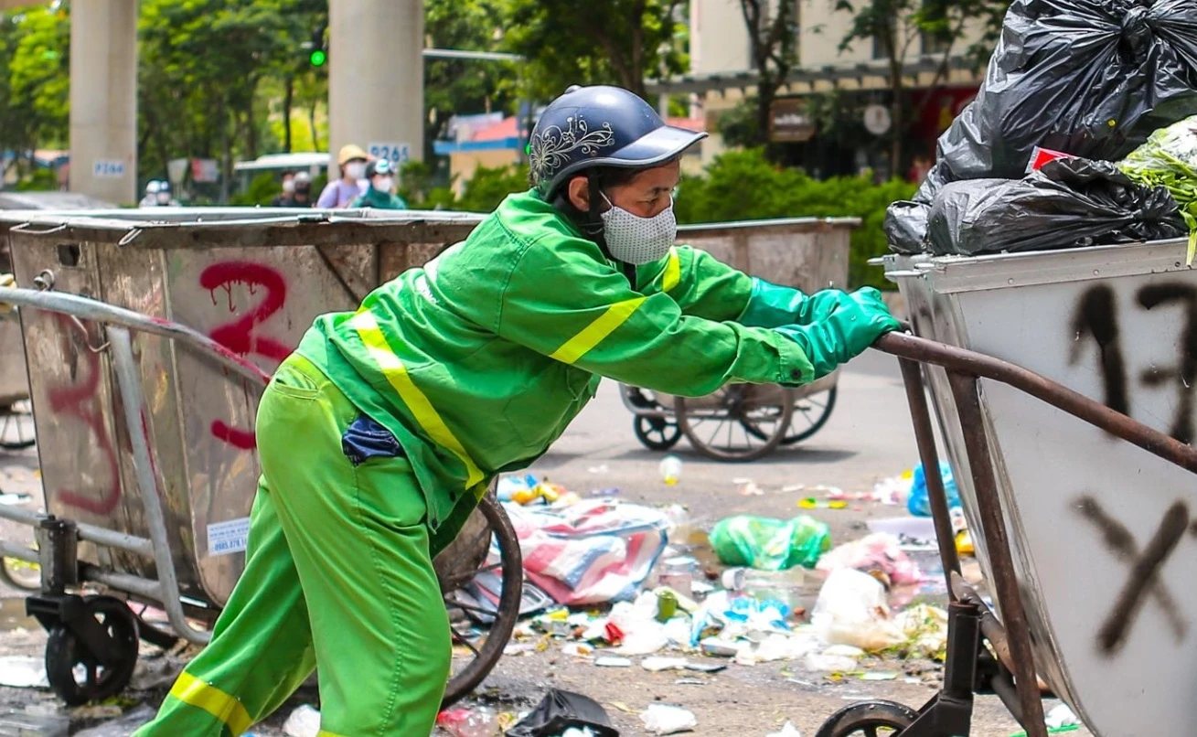 Ảnh: Rác thải chất đống, bốc mùi hôi thối trên nhiều tuyến phố Hà Nội