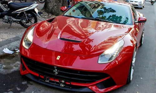 Xem “siêu ngựa” Ferrari F12 tại Việt Nam vật vã vào chuồng