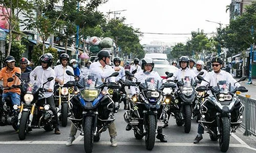 Dàn xế nổ BMW rầm rộ xuống phố Sài Gòn “cướp dâu” 