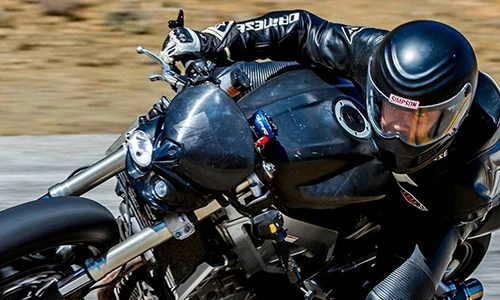 Thót tim xem biker 1 tay "tốc độ" với môtô phân khối lớn