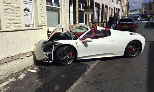 Ferrari 458 Spider giá 240.000 bảng "nát đầu" tại Anh