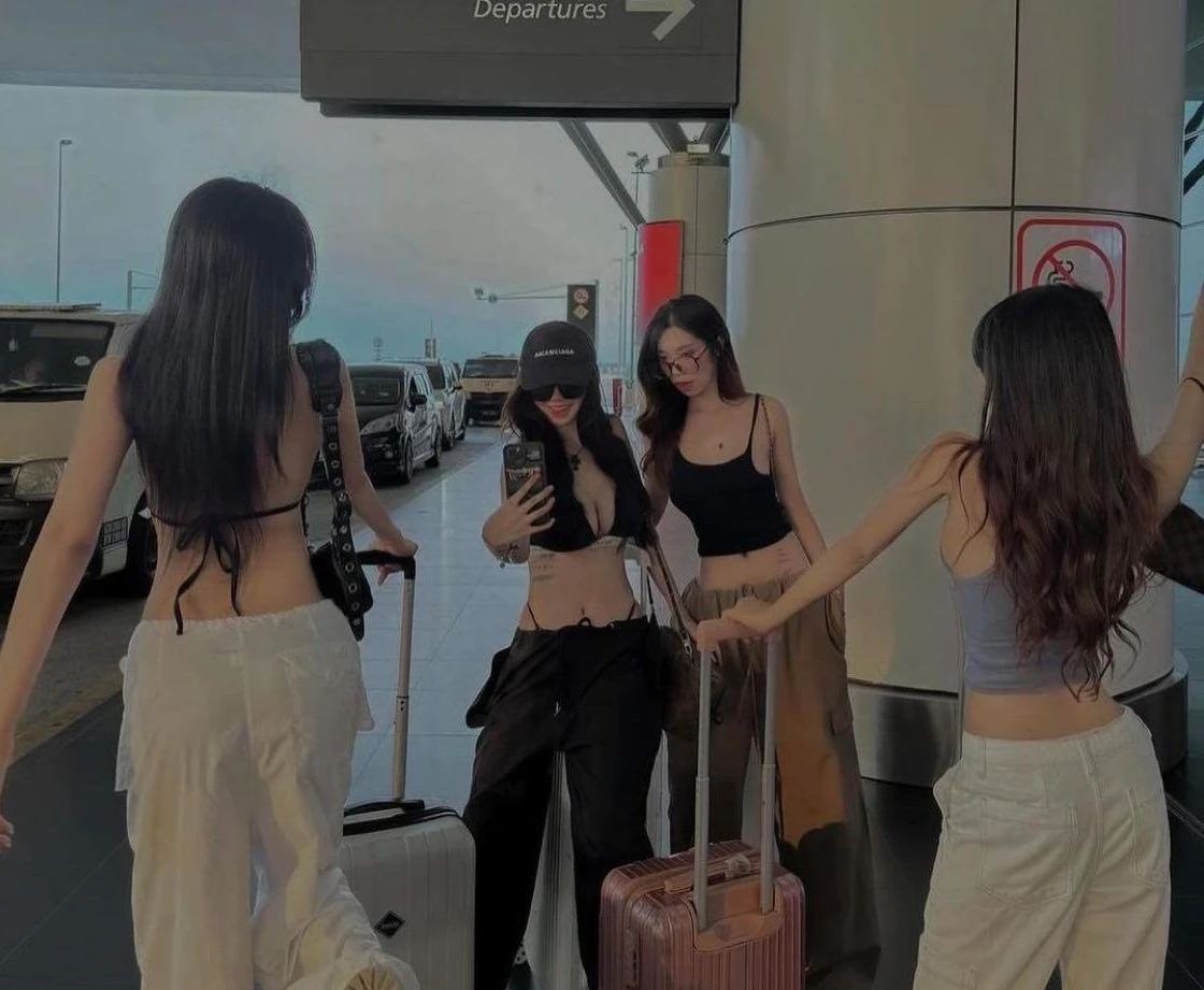 Nhóm gái xinh ăn mặc phản cảm ở sân bay nhìn muốn "độn thổ"