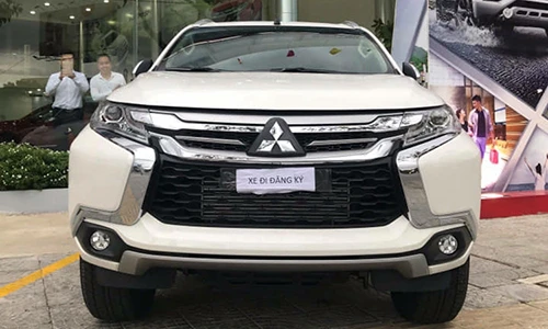 Cận cảnh Mitsubishi Pajero Sport số sàn giá rẻ tại VN