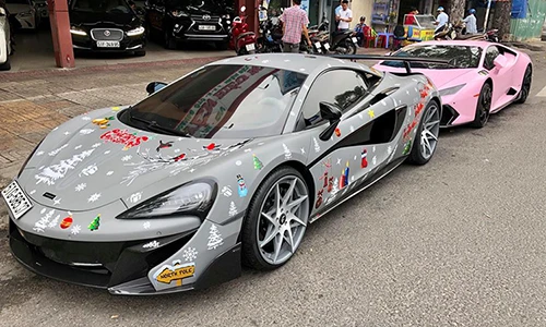 Siêu xe McLaren 12 tỷ khoác áo giáng sinh tại Sài Gòn