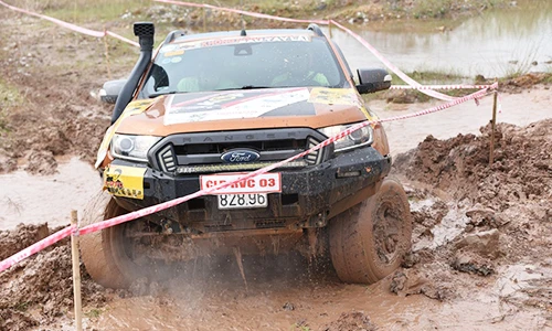 Dân chơi 3 miền rủ nhau ra vịnh Hạ Long phá xe bán tải