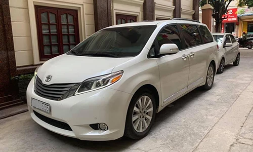 Toyota Sienna dùng hai năm giá vẫn hơn 3 tỷ tại Hà Nội 