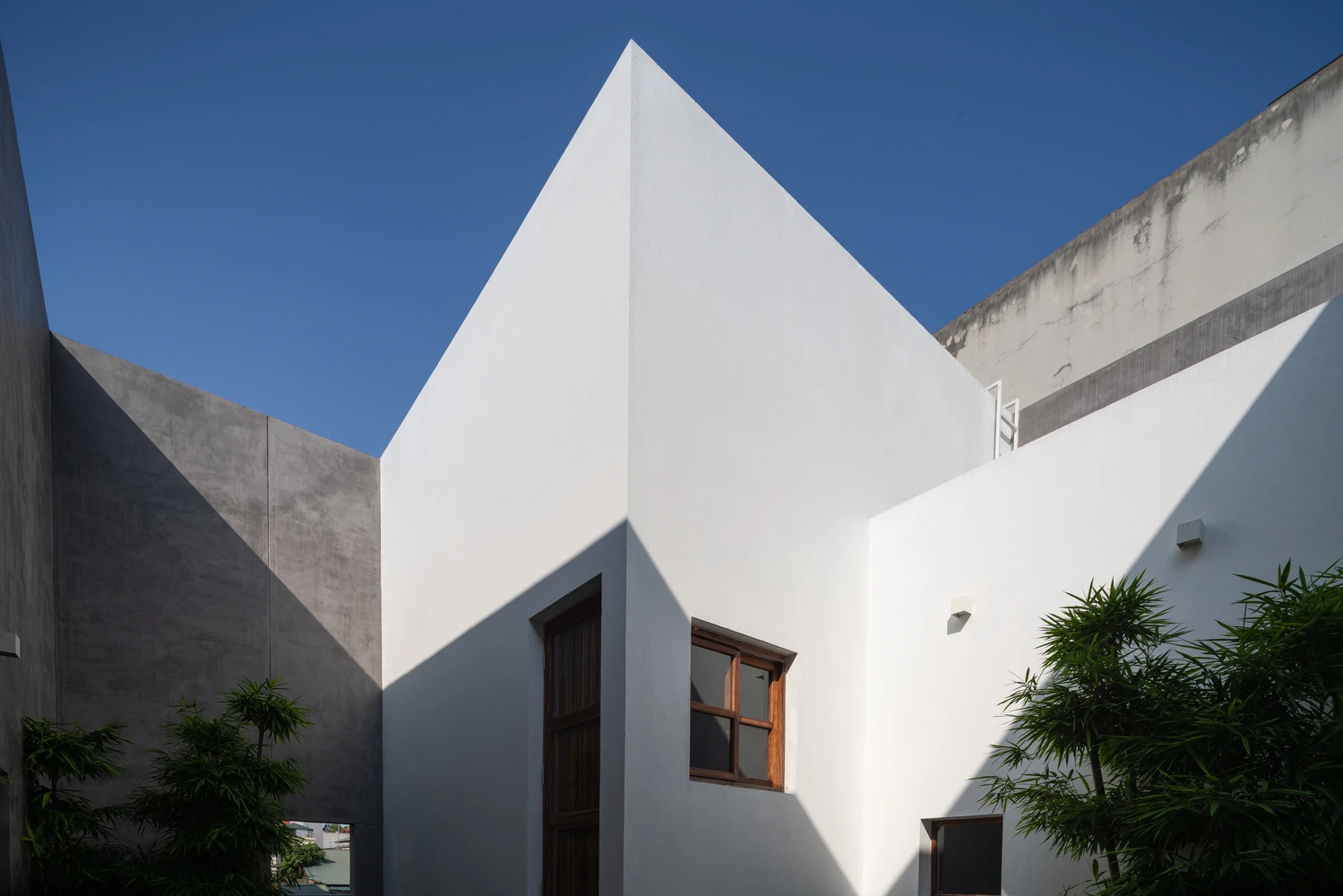 Ngôi nhà giữa Hà Nội ngập nắng đẹp lung linh trên báo ngoại