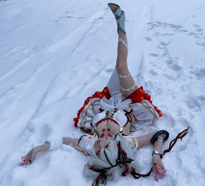 Tạo dáng “độc lạ”, nữ coser trở nên nổi tiếng chỉ sau 1 đêm