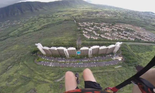 Mạo hiểm nhảy dù xuyên qua 2 tòa nhà cao ốc