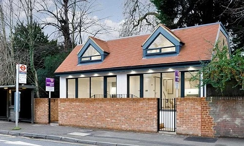 Ngỡ ngàng nhà vệ sinh công cộng lột xác thành nhà 2 tầng siêu đắt