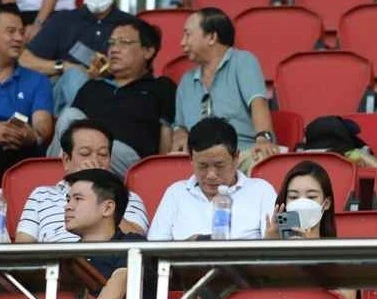 Con trai bầu Hiển bị "tóm sống" khi hẹn hò Hoa hậu